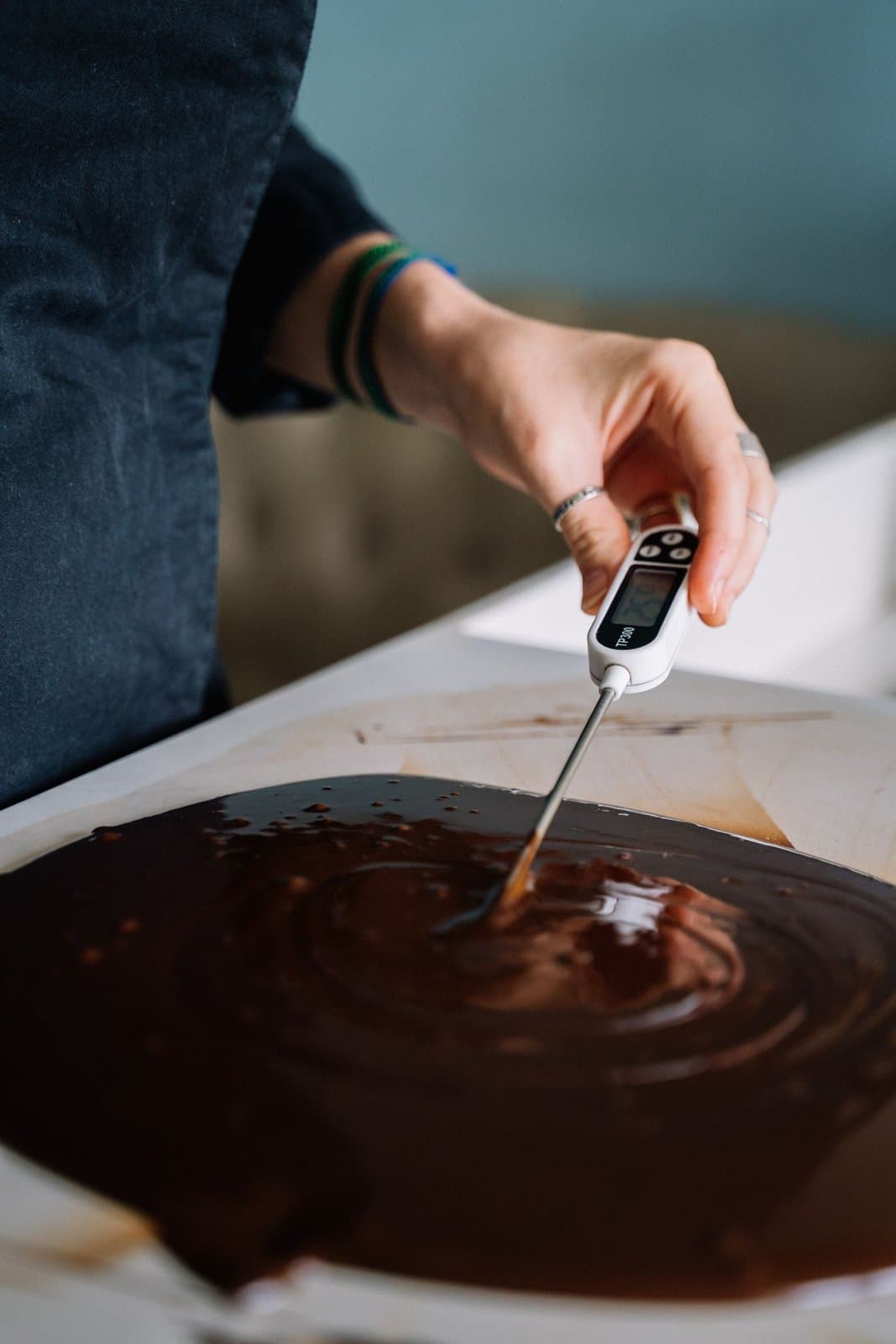 Temperagem de chocolate: o guia definitivo, da ciência dos cristais à máquina