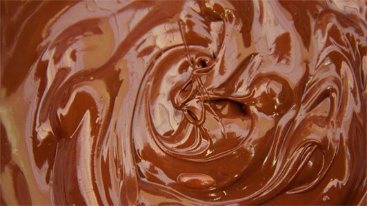 Chocolate derretido com uma derretedeira de chocolate industrial