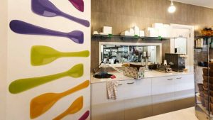 máquina de chocolate em uma vitrine